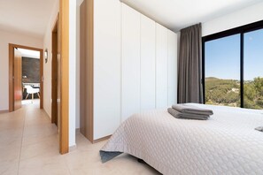 2 bedrooms, iron/ironing board, free WiFi