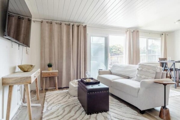 Smart TV - Chic 1 Bedroom Apartment w/ Comfy King Bed (Richmond)