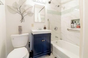 Hiustenkuivaaja, pyyhkeet, saippua, sampoo