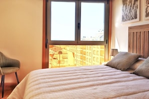 1 bedroom, travel crib, WiFi