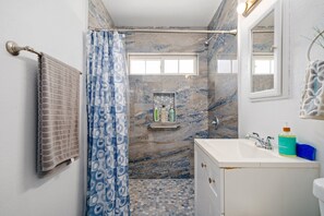Haartrockner, Handtücher, Seife, Toilettenpapier