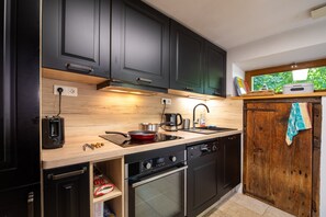 Jääkaappi, mikroaaltouuni, uuni, liesi