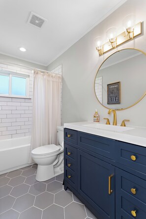 Hair dryer, towels, soap, shampoo - Stylish, Coffee Bar, Sleeps 6 + Yard only 15 mins to Adventure (Hampton)