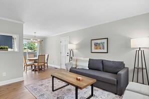 Smart TV - Stylish, Coffee Bar, Sleeps 6 + Yard only 15 mins to Adventure (Hampton)