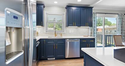 Stylish, Coffee Bar, Sleeps 6 + Yard only 15 mins to Adventure