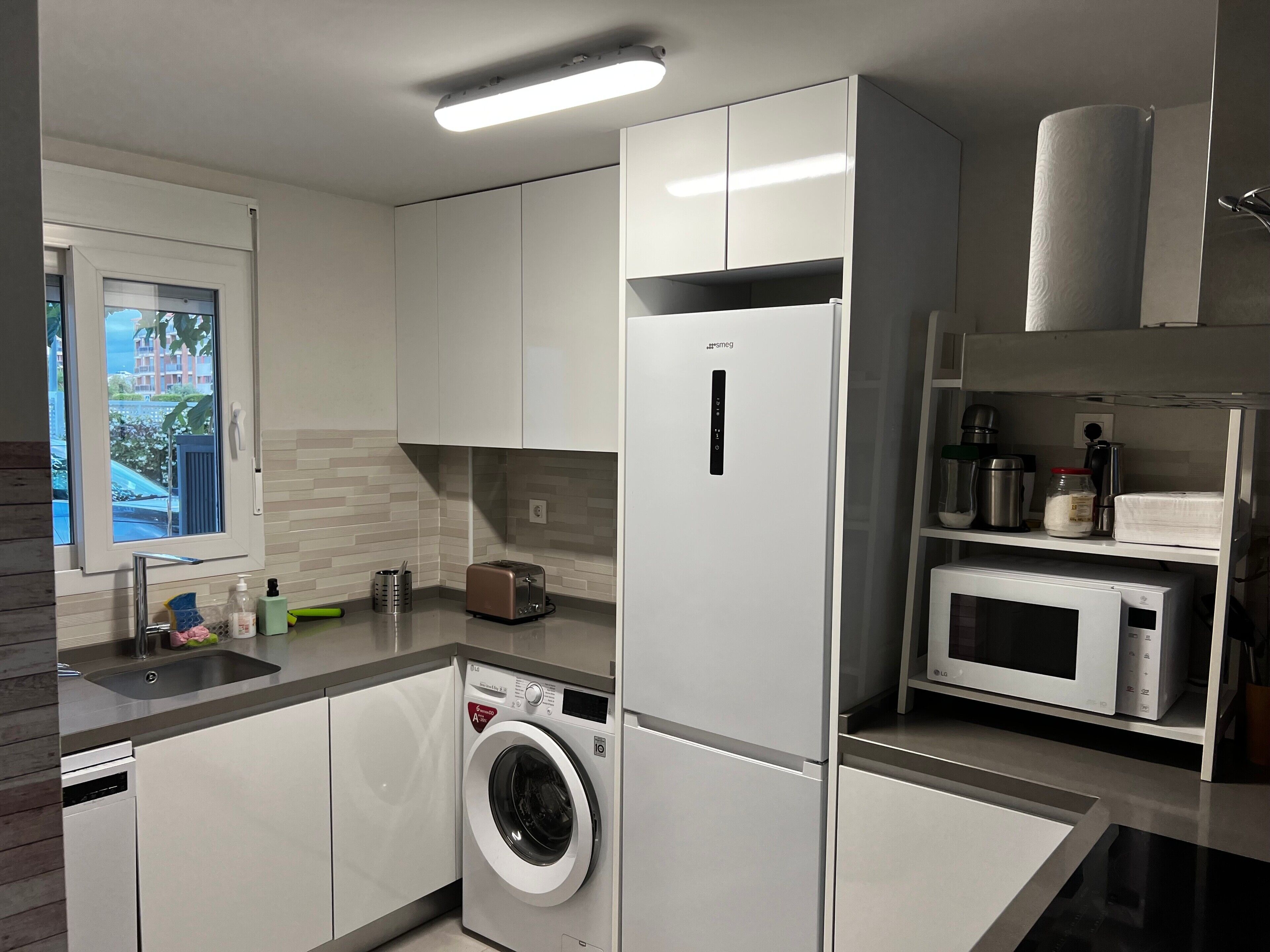 Kühlschrank, Mikrowelle, Ofen, Herdplatte