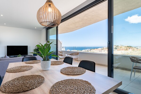 Dining - Apartment 'Higueron West 8422' with Sea View, Wi-Fi and Air Conditioning (Fuengirola)