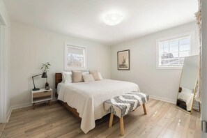 4 bedrooms, desk, travel cot, WiFi - Cozy Haven Near Braves & Airport

 (Smyrna)