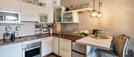 Kühlschrank, Ofen, Herdplatte, Geschirrspüler