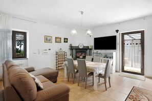 TV - Holiday Home 'Rita Al Vesuvio' with Mountain View, Private Terrace and Private Garden (Terzigno)