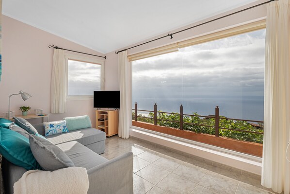 TV, fireplace - Apartment 'Sitio La Era' with Sea View, Private Terrace and Wi-Fi (Fuencaliente de la Palma)