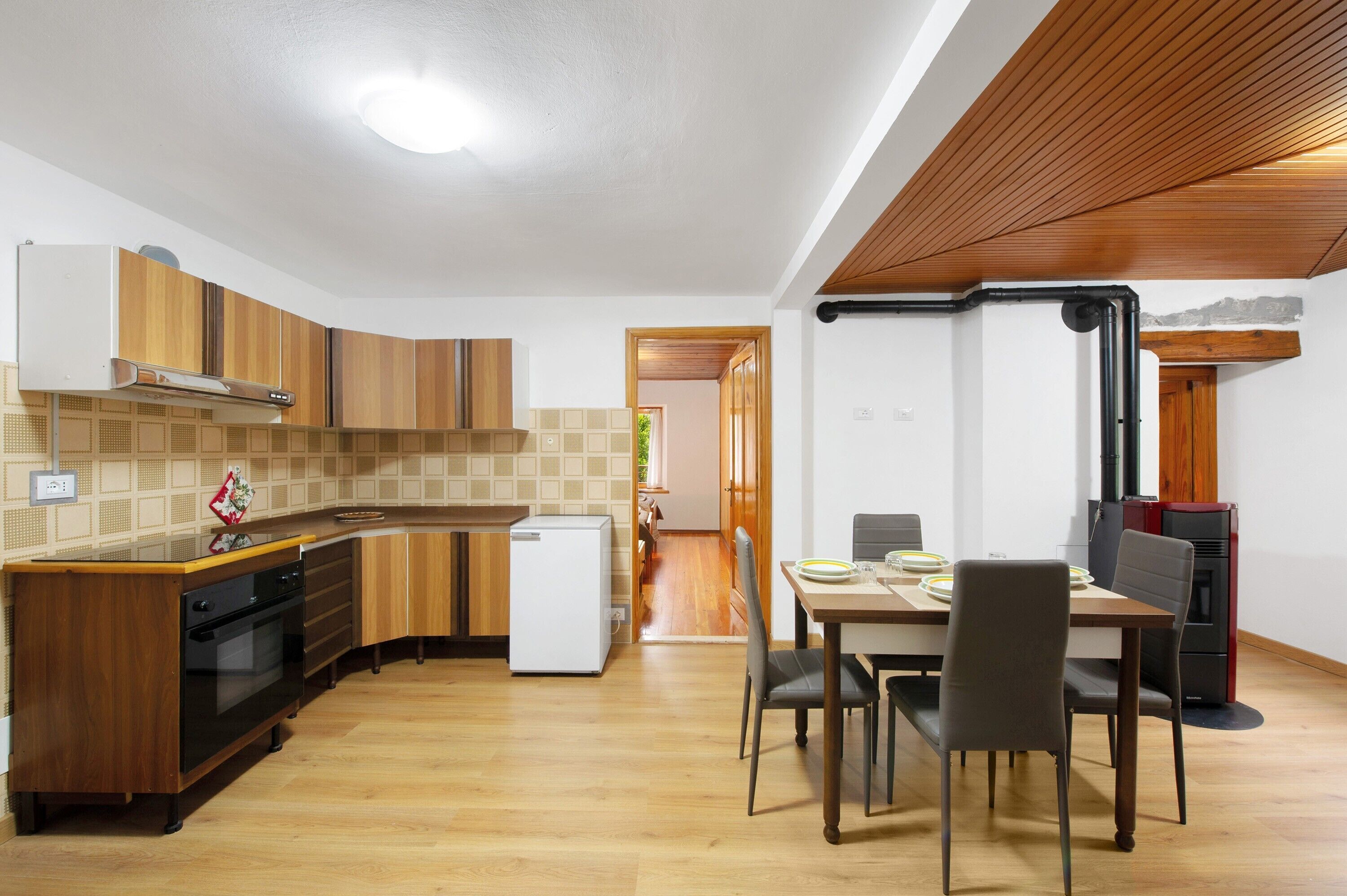 Fridge, oven, stovetop, cookware/dishes/utensils