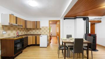 Fridge, oven, stovetop, cookware/dishes/utensils