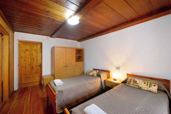 2 dormitorios, tabla de planchar con plancha, wifi gratis y ropa de cama
