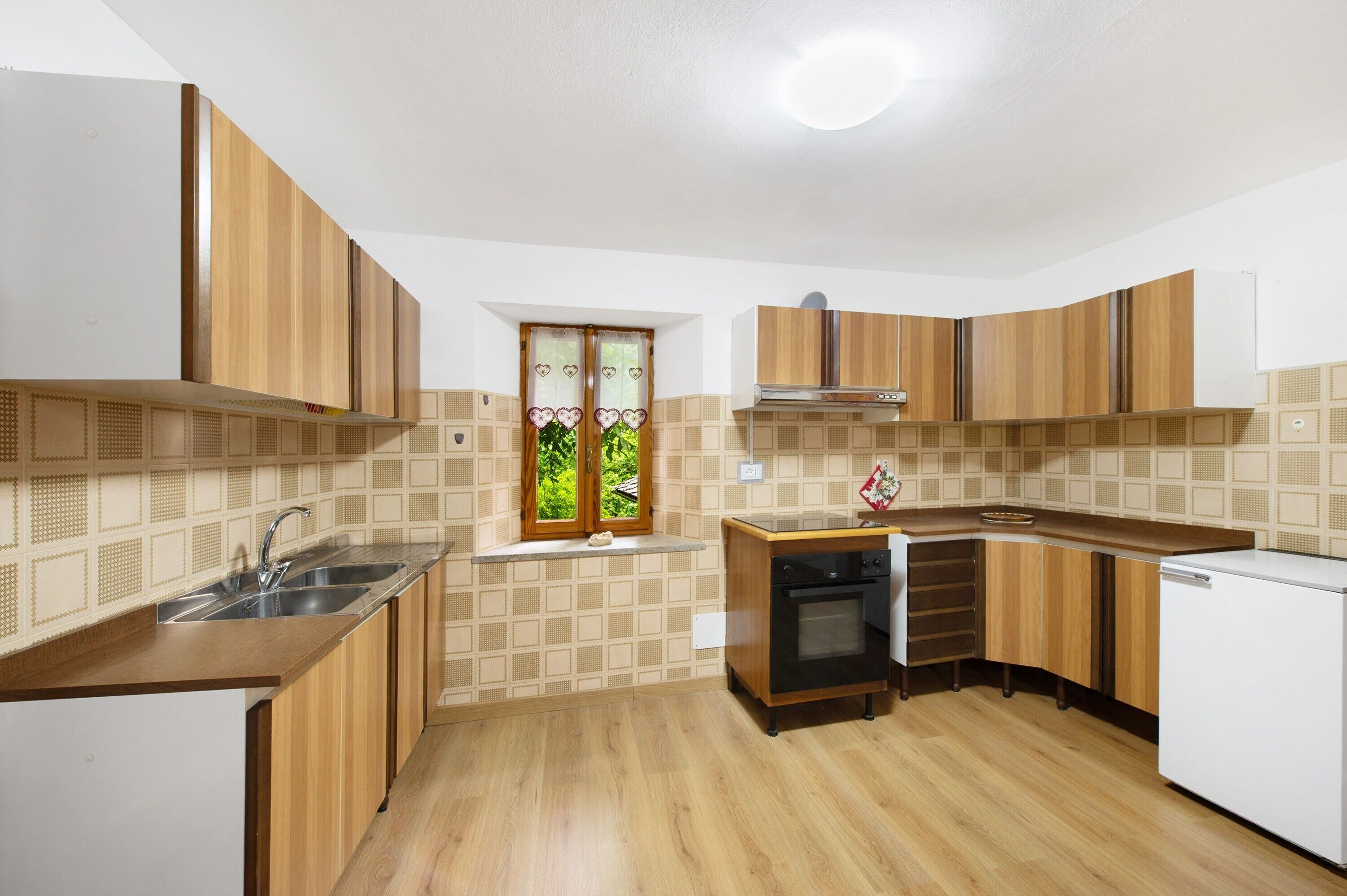 Fridge, oven, stovetop, cookware/dishes/utensils