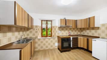 Fridge, oven, stovetop, cookware/dishes/utensils