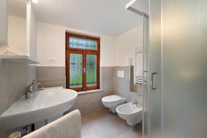 Een douche, een haardroger, handdoeken
