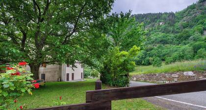 Ferienwohnung 'Luéisch Ketschu 1' mit Bergblick, Gemeinschaftsgarten und Wi-Fi