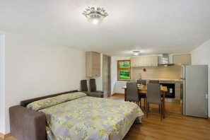 1 habitación, tabla de planchar con plancha, wifi gratis y ropa de cama 