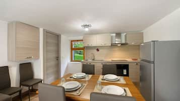 Køleskab, ovn, kogeplade, køkkentøj/tallerkener/redskaber