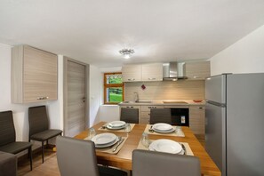 Fridge, oven, stovetop, cookware/dishes/utensils