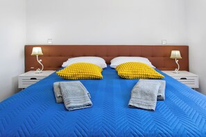 4 bedrooms, iron/ironing board, free WiFi, bed sheets