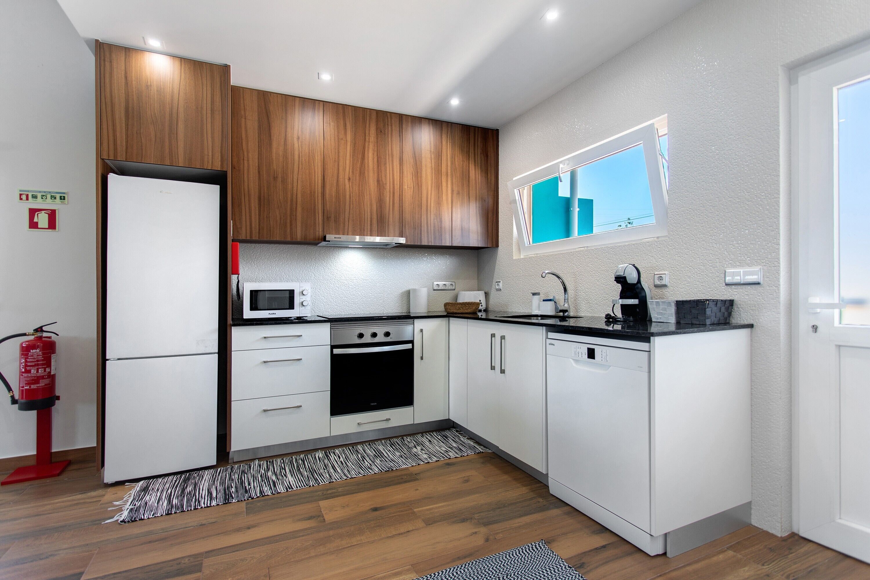 冷蔵庫、電子レンジ、オーブン、コンロ