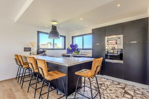 Fridge, microwave, oven, stovetop - Holiday Home 'Ti Braz Magnificent House Pool' with Sea View, Private Pool and Wi-Fi (Plouguerneau)