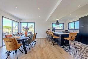 Fridge, microwave, oven, stovetop - Ti Braz – Stunning House with Sea View, Private Pool & Wi-Fi in Plouguerneau (Plouguerneau)