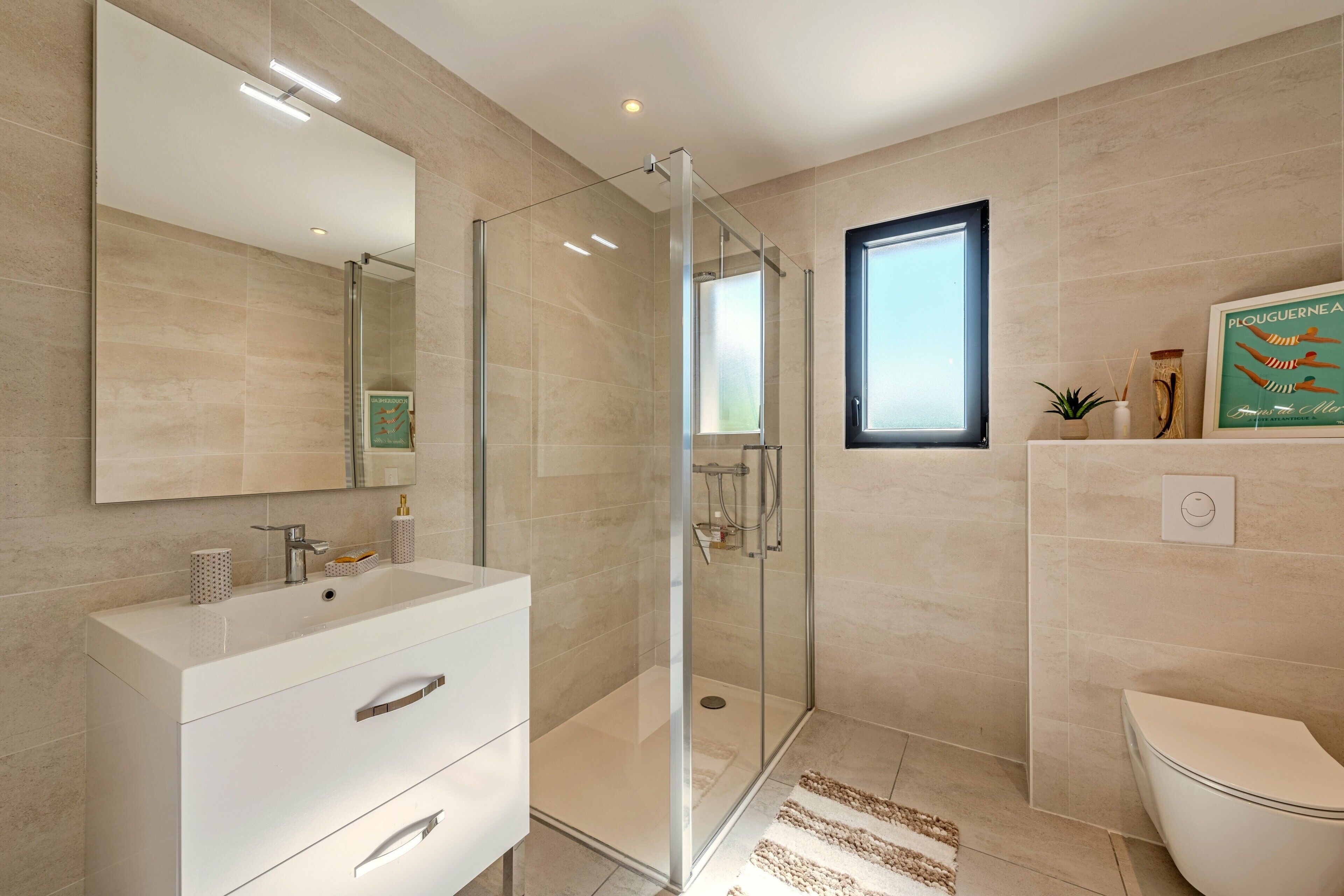 Een douche, een haardroger, handdoeken