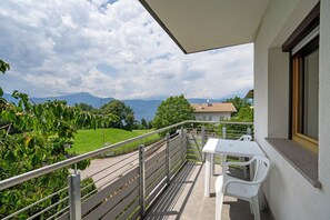 Outdoor dining - Holiday Home 'Villa Reny' with Mountain View, Private Terrace and Wi-Fi (Mölten)