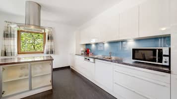 Frigorifero, microonde, forno, piano cottura