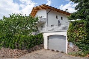 Exterior - Holiday Home 'Villa Reny' with Mountain View, Private Terrace and Wi-Fi (Mölten)