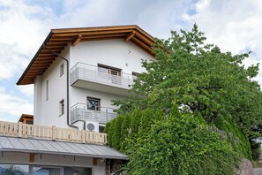 Exterior - Holiday Home 'Villa Reny' with Mountain View, Private Terrace and Wi-Fi (Mölten)