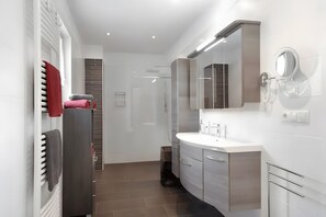Shower, hair dryer, towels - Holiday Home 'Villa Reny' with Mountain View, Private Terrace and Wi-Fi (Mölten)