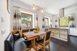 Dining - Holiday Home 'Villa Reny' with Mountain View, Private Terrace and Wi-Fi (Mölten)