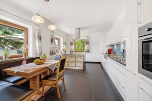 Fridge, microwave, oven, stovetop - Holiday Home 'Villa Reny' with Mountain View, Private Terrace and Wi-Fi (Mölten)