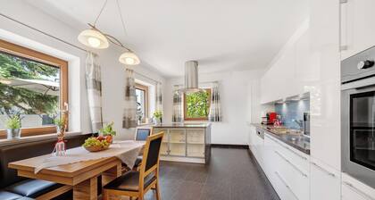 Ferienhaus 'Villa Reny' mit Bergblick, privater Terrasse und WLAN