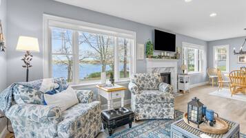 Nhà, nhiều giường, sân hiên (Salty Sunset & Memories) | Khu phòng khách | Lò sưởi