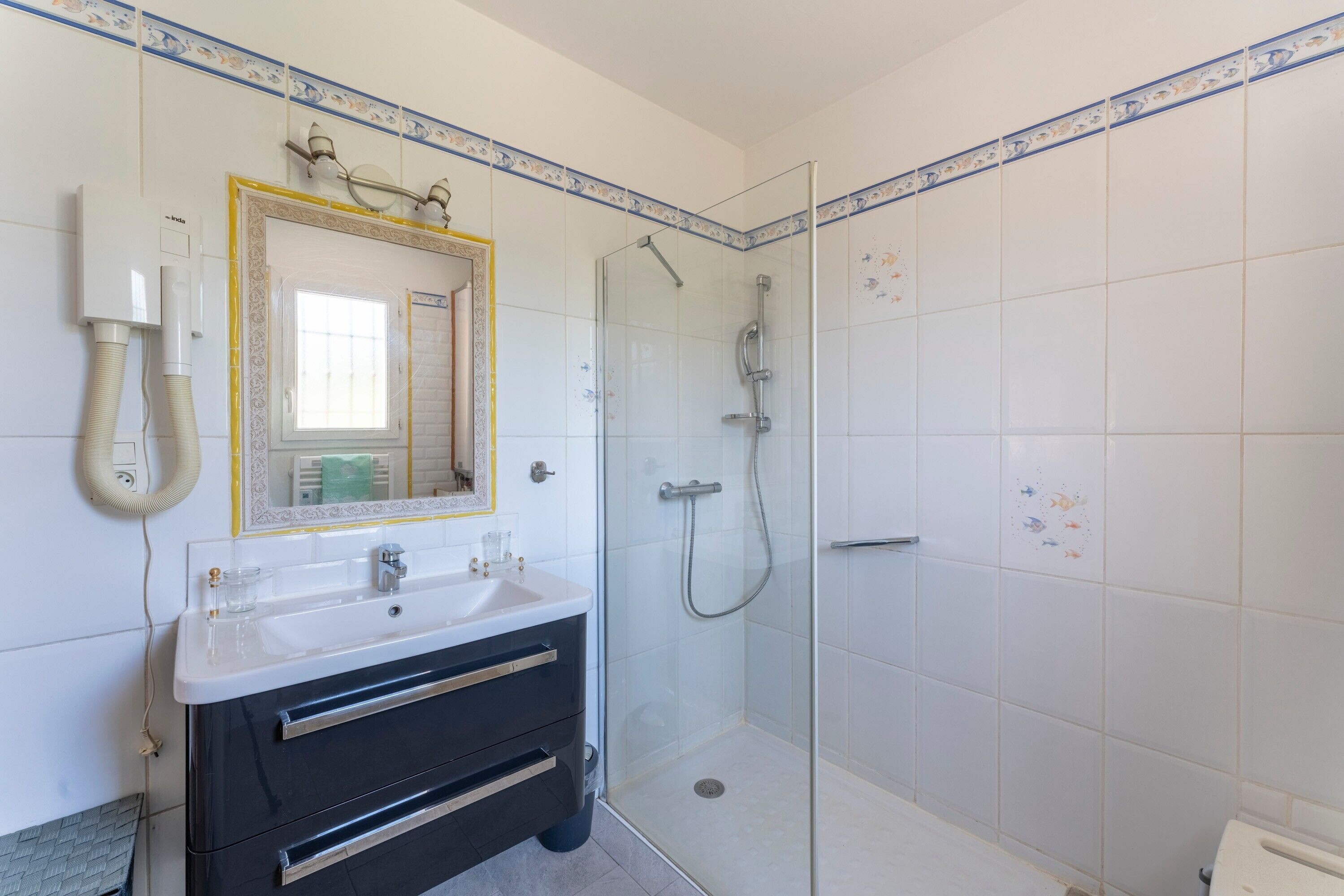 Douche, sèche-cheveux, serviettes fournies