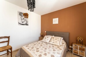 2 bedrooms, iron/ironing board, free WiFi, bed sheets