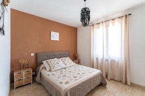 2 chambres, fer et planche à repasser, Wi-Fi gratuit, draps fournis