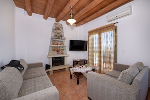 Een televisie en een open haard