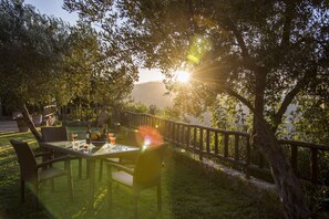 Outdoor dining - Villa 'Malathiros 6 with Private Pool' with Sea View, Wi-Fi and Air Conditioning (?a???????)