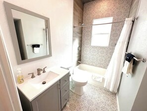 Handtücher, Seife, Shampoo, Toilettenpapier