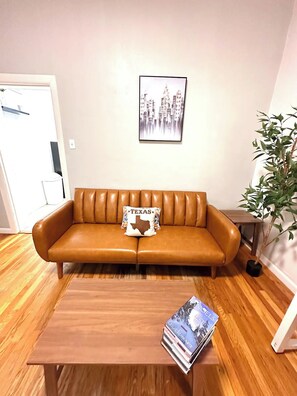 TV - Updated Modern 2 Bed Tiny Home (El Paso)