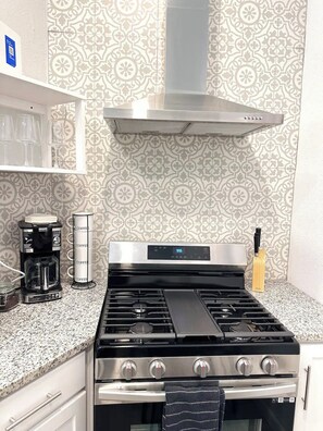 Private kitchen - Updated Modern 2 Bed Tiny Home (El Paso)