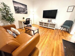 TV - Updated Modern 2 Bed Tiny Home (El Paso)