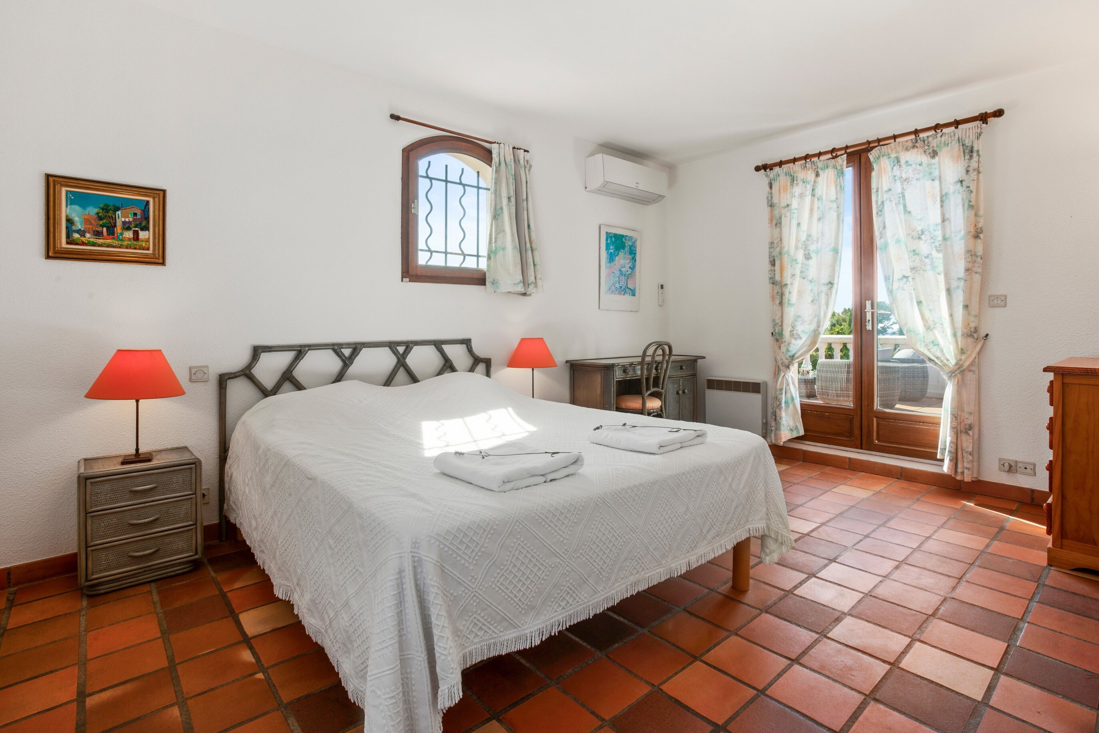 4 bedrooms, iron/ironing board, free WiFi, bed sheets