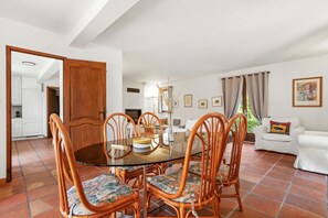 Dining - Villa 'Elisabeth' with Sea View, Wi-Fi and Air Conditioning (Fréjus)